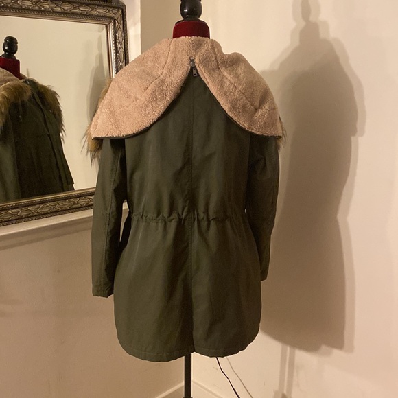 Tommy Hilfiger lined Parka with zipper hood and adjustable drawstring waist. - Picture 4 of 6